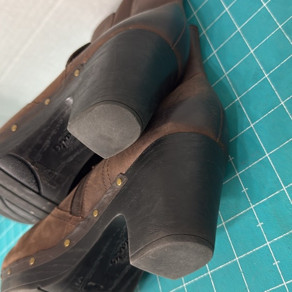 Clark’s Brown Distressed Nubuck Leather Clog Ankle Boot Buckle Woman’s Size 9M - Picture 13 of 16